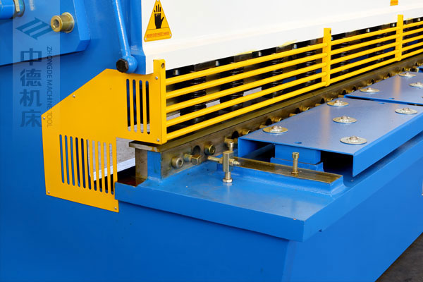 ZDSK-1232剪板機采用滾珠前托料板,不劃傷不銹鋼板材表面,并采用高品質壓料油缸,不滲油不會在板材表面留有油污.jpg ZDSK-1232剪板機采用滾珠前托料板,不劃傷不銹鋼板材表面,并采用高品質壓料油缸,不滲油不會在板材表面留有油污.jpg