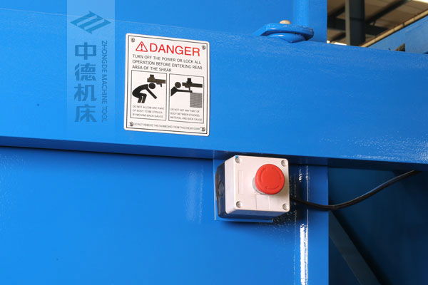 ZDSK-1232剪板機后部緊急停止按鈕,最大程度保障工人安全.jpg ZDSK-1232剪板機后部緊急停止按鈕,最大程度保障工人安全.jpg