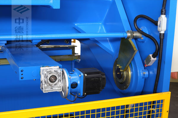 ZDSK-1232剪板機后檔料結構,平行度高,并采用國內一流品牌軸承,耐磨抗壓壽命長.jpg ZDSK-1232剪板機后檔料結構,平行度高,并采用國內一流品牌軸承,耐磨抗壓壽命長.jpg